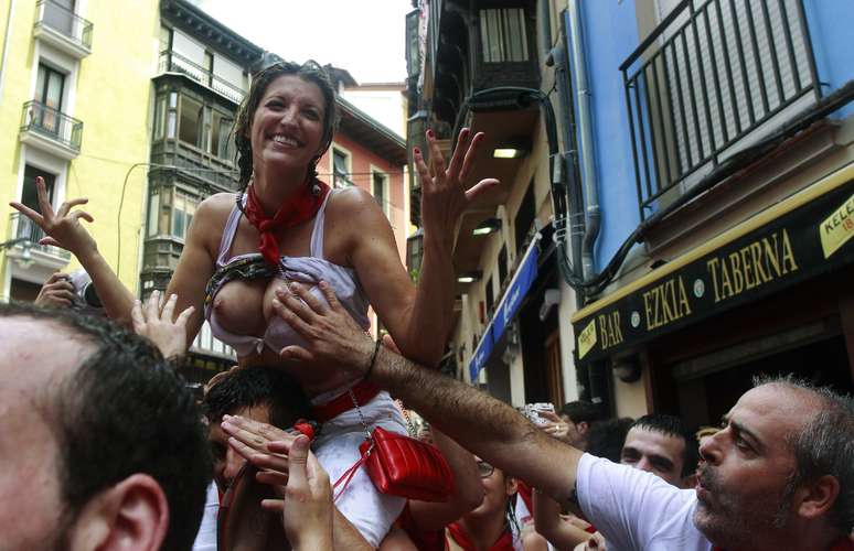 Milhares de pessoas lotaram as ruas do centro histórico da cidade, no norte da Espanha, para assistir o "chupinazo", o disparo dado do balcão da prefeitura que marca o início das festas