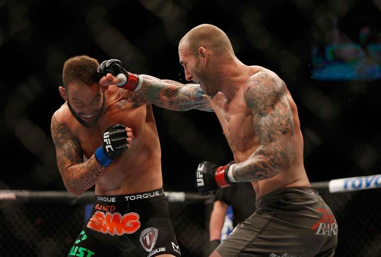 Luke Zachrich vence Guilherme Bomba na segunda luta do card preliminar do UFC 175