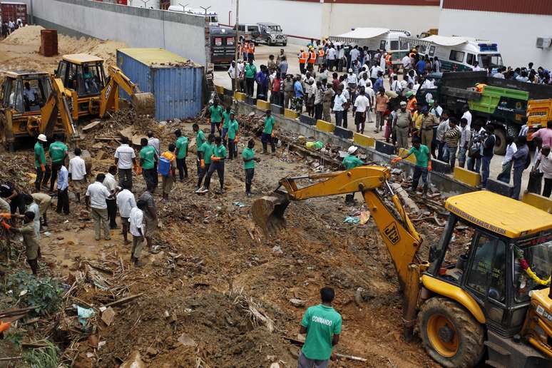 Equipes de resgate removem destroços de construção que colapsou na periferia de Chennai, na Índia