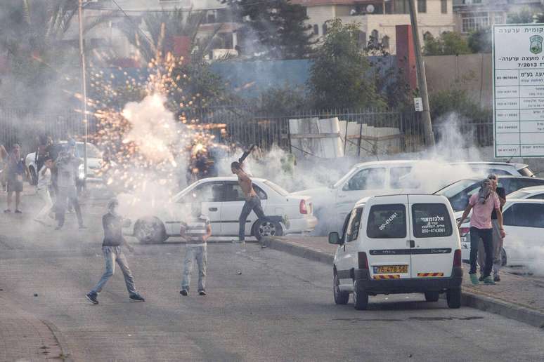 <p>Protestantes palestinos atiraram foguetes contra a pol&iacute;cia</p>