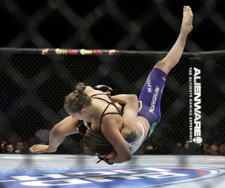 Ronda Rousey aplica ippon na desafiante Alexis Davis no UFC 175, em Las Vegas, Estados Unidos