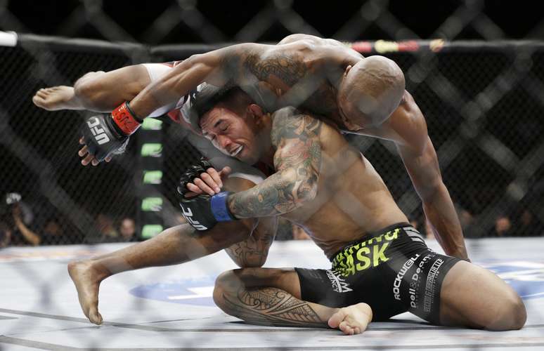 Russel Doane tenta segurar a perna de Marcus Brimage no UFC 175