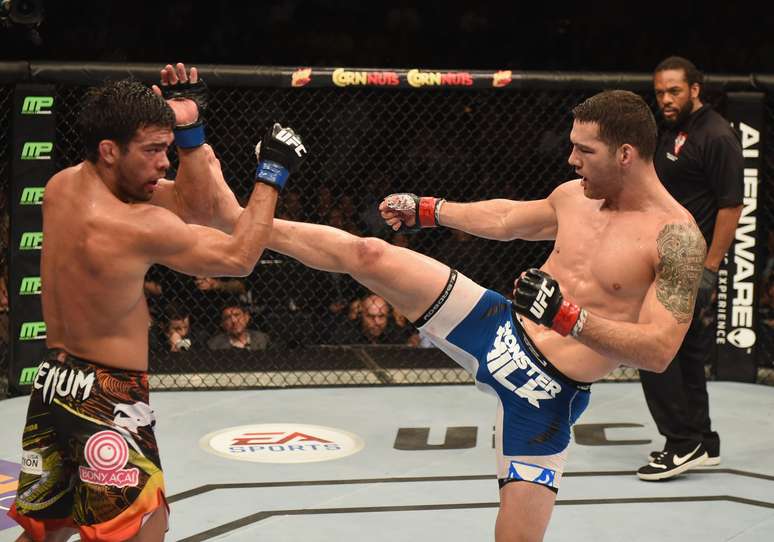 Weidman tenta acertar chute em Lyoto Machida no UFC 175