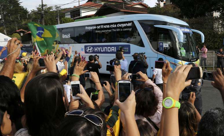 Os jogadores da Seleção Brasileira e a comissão técnica deixam a Granja Comary e se deslocam de ônibus até o Rio de Janeiro, onde o grupo pegará um avião até a capital mineira. A equipe enfrenta a Alemanha pela semifinal da Copa do Mundo na terça-feira