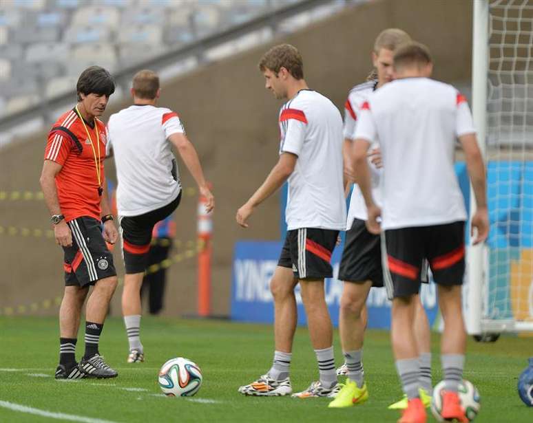 <p>T&eacute;cnico Joachim Loew orienta a equipe durante trabalho da sele&ccedil;&atilde;o alem&atilde;&nbsp;no Est&aacute;dio Mineir&atilde;o, em Belo Horizonte, que ser&aacute; palco da disputa contra o Brasil por uma vaga na final nesta ter&ccedil;a-feira</p>