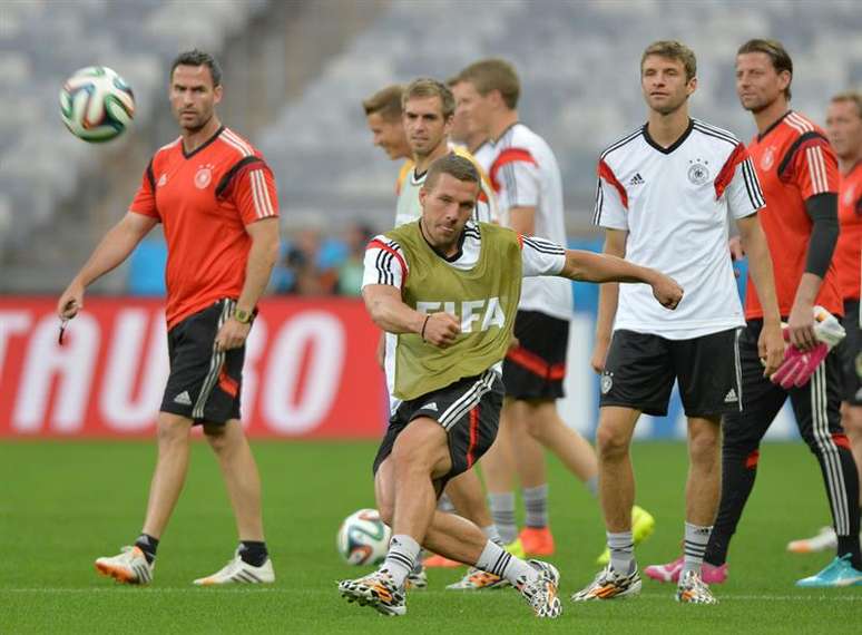 <p>Podolski chuta a bola em treinamento de reconhecimento de gramado da equipe alemã, antes de enfrentar o Brasil</p>