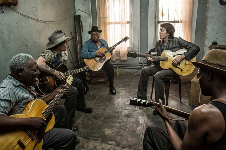 Paul McCartney e músicos em cena de 'Early Days'