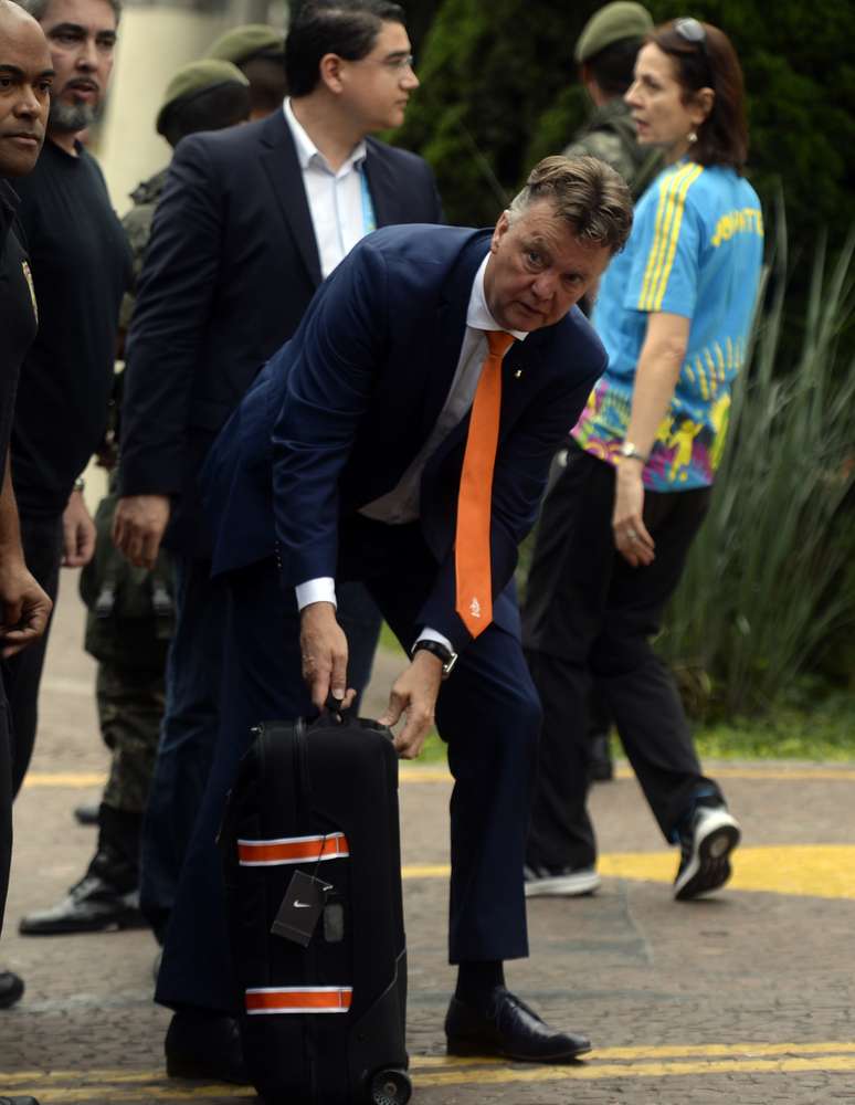 <p>A sele&ccedil;&atilde;o da Holanda chegou a S&atilde;o Paulo nesta segunda-feira e foi recebida por v&aacute;rios torcedores. A equipe de Louis Van Gaal (foto) enfrenta a Argentina na Arena Corinthians, na quarta-feira, pela semifinal da Copa do Mundo</p>