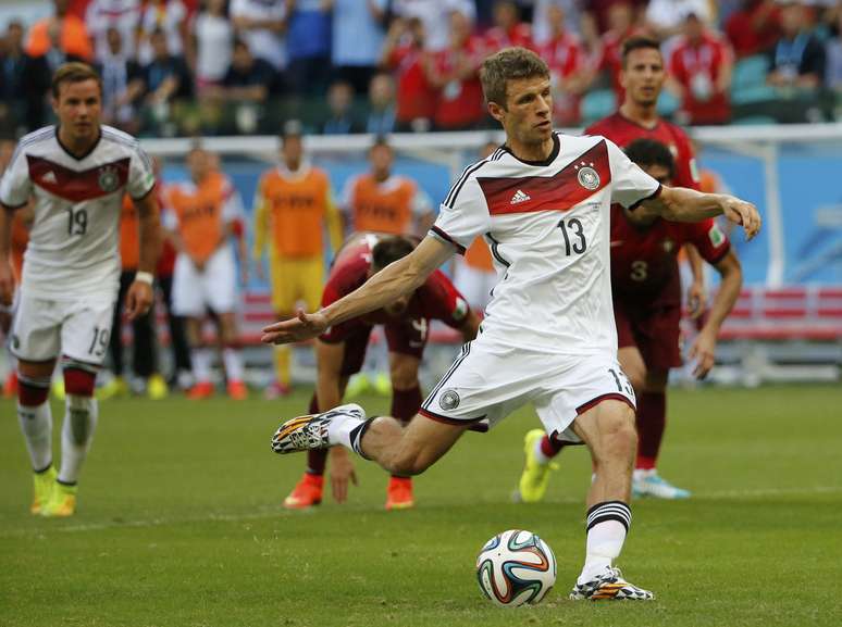 <p>Na Copa do Mundo de 2010, Thomas M&uuml;ller surpreendeu a todos com seu futebol e foi um dos artilheiros da competi&ccedil;&atilde;o, com cinco gols. Neste Mundial, o alem&atilde;o j&aacute; chegou como um dos craques da sele&ccedil;&atilde;o e n&atilde;o deixou a desejar: s&oacute; no primeiro jogo, contra Portugal, marcou tr&ecirc;s vezes e, contra o Brasil, deu in&iacute;cio &agrave; goleada hist&oacute;rica. Se mantiver esta m&eacute;dia de gols em Copas, M&uuml;ller, hoje com 24 anos, &eacute; forte candidato a ultrapassar o compatriota e recordista&nbsp;Klose, com 16 gols</p>