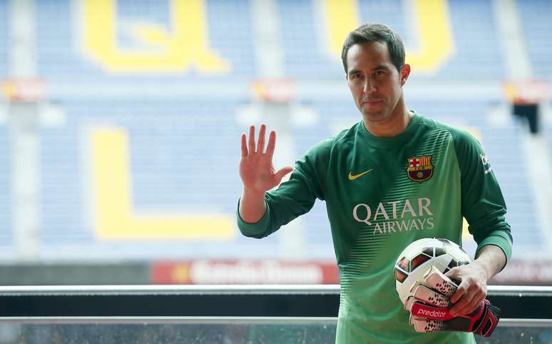 <p>O goleiro chileno Claudio Bravo, que disputou a Copa do Mundo de 2014, foi apresentado nesta segunda-feira no Barcelona. O evento aconteceu no Camp Nou, est&aacute;dio do clube onde tamb&eacute;m jogam o argentino Messi e o brasileiro Neymar</p>