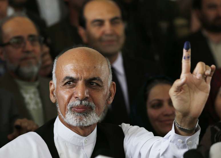 <p>Presidente eleito Ashraf Ghani Ahmadzai ergue o dedo manchado de tinta após votar na eleição presidencial em Cabul, em 14 de junho</p>