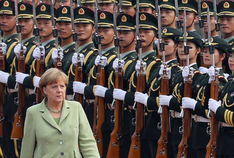 <p>A chanceler alem&atilde; Angela Merkel participa de uma cerim&ocirc;nia de honra na &aacute;rea externa do Grande Sal&atilde;o do Povo, em Pequim,&nbsp;China, em 7 de julho</p>