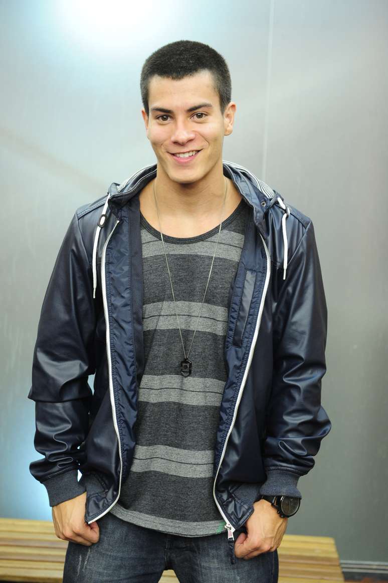 Arthur Aguiar - Começou a carreira em 2009 na novela Cama de Gato, na TV Globo. Em 2011, foi contratado pela Record para ser Diego na novela Rebelde. Em 2014, voltou a TV Globo para viver Vigílio na 2ª fase da trama de Em Família. Atualmente, será o lutador Duca em Malhação