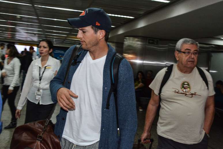 Sem Mila Kunis, o ator Ashton Kutcher desembarcou no aeroporto de Guarulhos, em S&atilde;o Paulo, na tarde desta segunda-feira (7)