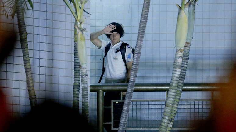 <p>David Luiz chega com companheiros da Sele&ccedil;&atilde;o Brasileira a hotel em Belo Horizonte, onde a equipe enfrenta a Alemanha no Mineir&atilde;o pela semifinal da Copa do Mundo nesta ter&ccedil;a-feira</p>