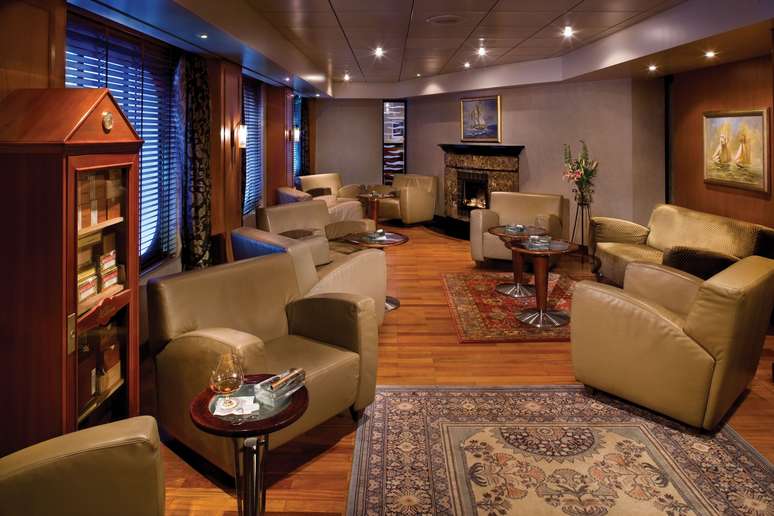 Regent Seven Seas Cruises - Os navios luxuosos da Regent Seven Seas contam com o Connoisseur Club, um espaço elegante, com confortáveis poltronas de couro e atmosfera de clube. Nele são oferecidos os famosos charutos cubanos e uma seleção de raros conhaques vintage
