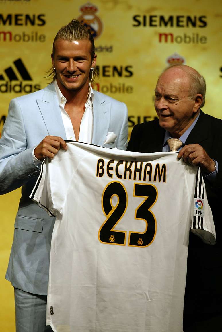 Em 2003, Di Stéfano entregou a camisa do Real Madrid a David Beckham, durante a apresentação do jogador inglês