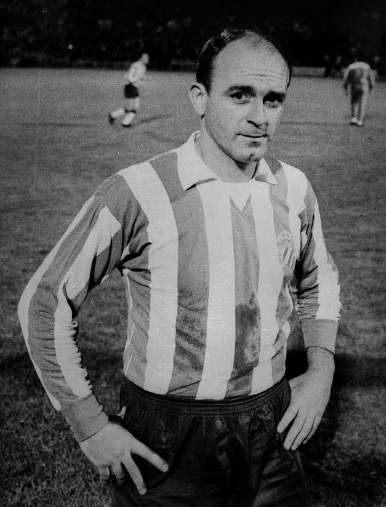 Di Stéfano em 1964, em sua primeira aparição com a camisa do Español, em jogo contra o Olympique de Lyon
