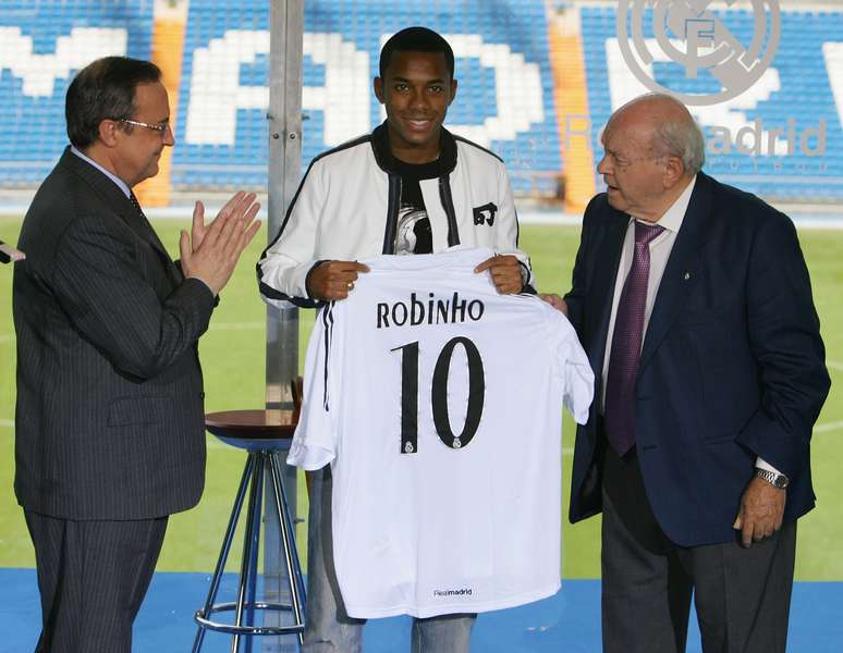 Di St&eacute;fano e o brasileiro Robinho durante a apresenta&ccedil;&atilde;o do jogador no Real Madrid, em agosto de 2005
