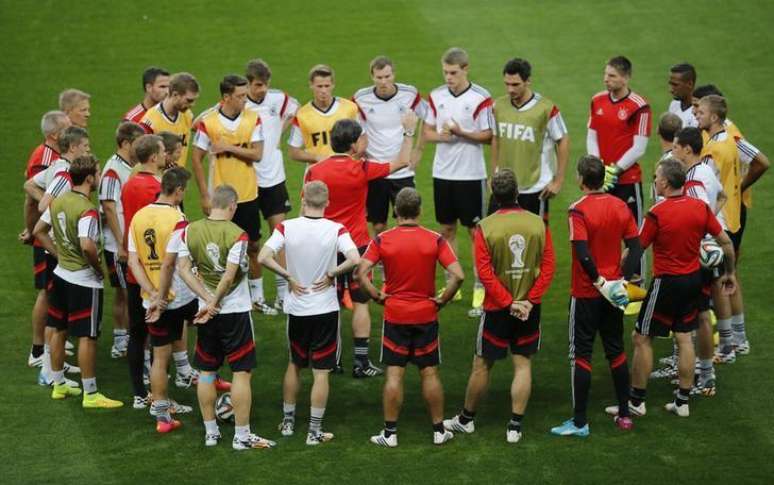 Técnico da Alemanha, Joachim Loew (centro), fala com seus jogadores durante treino em Belo Horizonte. 7/7/2014