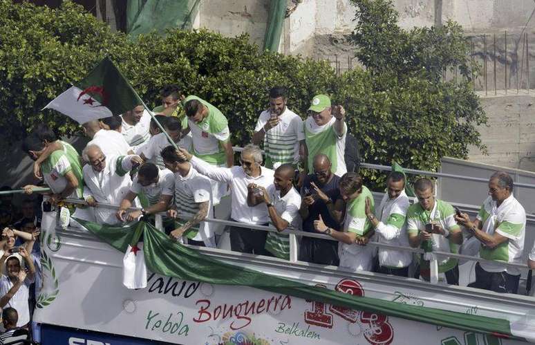 <p>T&eacute;cnico da sele&ccedil;&atilde;o da Arg&eacute;lia, Vahid Halilhodzic, ergue uma bandeira da Arg&eacute;lia durante recep&ccedil;&atilde;o aos jogadores no centro de Argel</p>