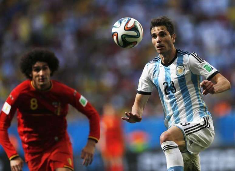 Argentino Jos&eacute; Basanta disputa com o belga Marouane Fellaini, durante partida pelas quartas de final da Copa do Mundo, no est&aacute;dio Nacional, em Bras&iacute;lia. 5/07/2014.