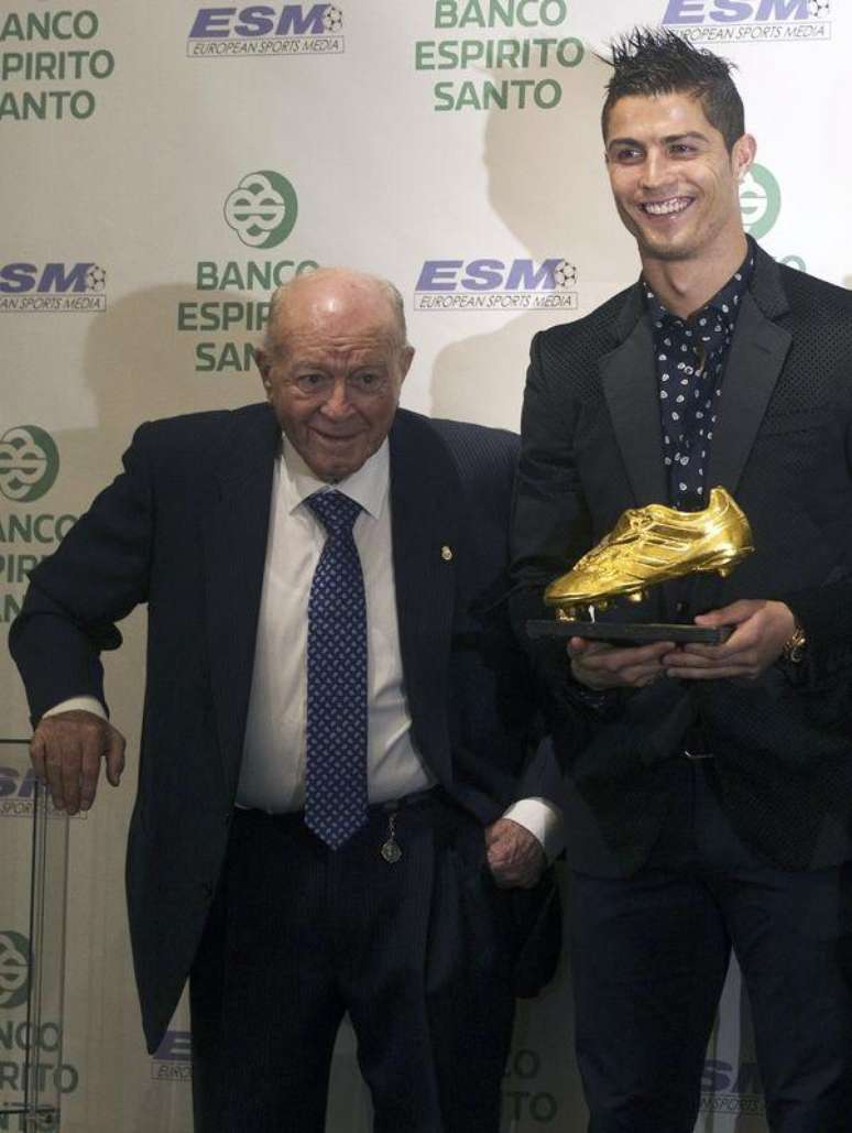 Cristiano Ronaldo recebe troféu de Alfredo Di'Stefano em Madri. 3/11/2011