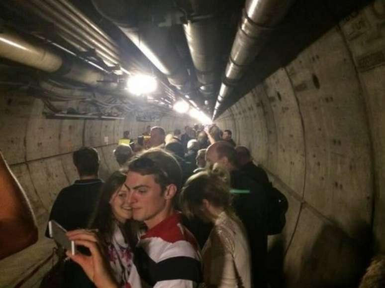 <p>Os passageiros tiveram de esperar por cerca de 20 minutos para serem retirados do túnel e conduzidos até o terminal francês</p>
