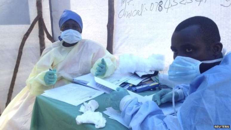 O ebola pode ser transmitido através do contato com os fluidos corporais da pessoa infectada