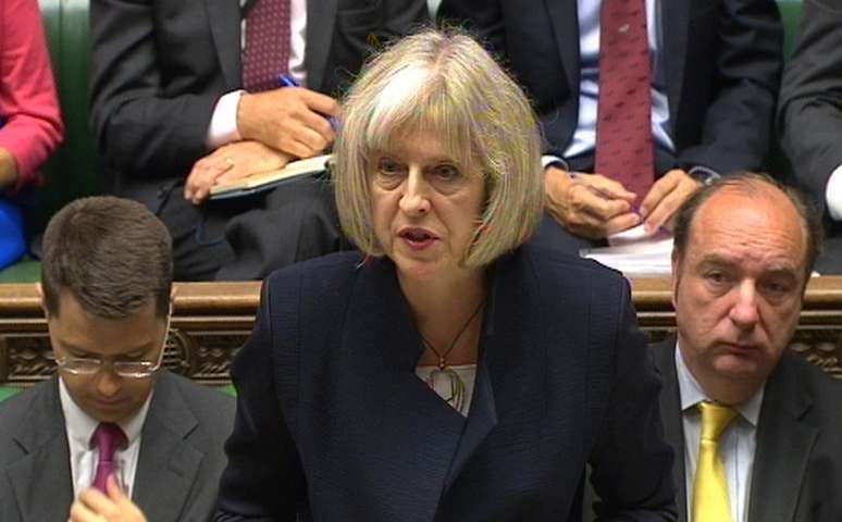 <p>Secretária do Interior, Theresa May, anuncia aos deputados na Câmara dos Comuns, em Londres, a revisão nas investigações sobre abuso sexual</p>