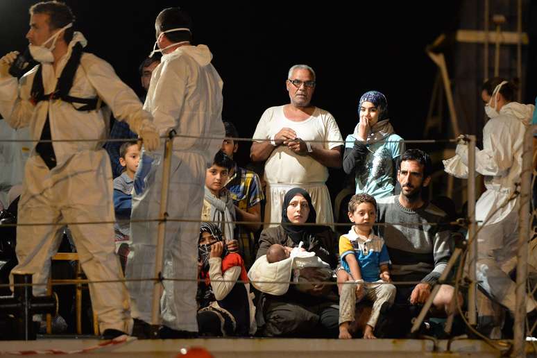 <p>A agência de refugiados da Organização das Nações Unidas contou 63.600 chegadas de imigrantes na Itália até 4 de julho. Na foto, imigrantes aguardam para desembarcar no porto de Pozzallo, na Sicília, em 13 de maio</p>