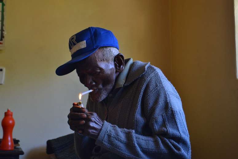 <p>Apesar de n&atilde;o receber visitas de familiares, segundo a psic&oacute;loga, o idoso n&atilde;o apresenta quadro depressivo, e apesar de ser fumante, tem&nbsp;uma &ldquo;sa&uacute;de de ferro&rdquo;</p>