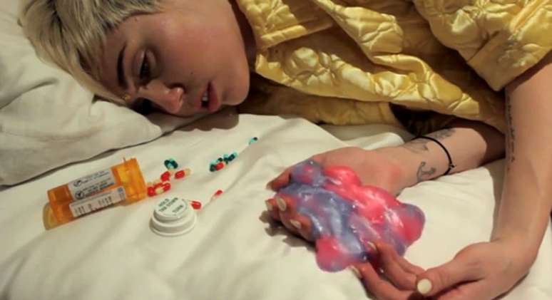 Miley Cyrus fuma cigarro suspeito em vídeo do Flaming Lips