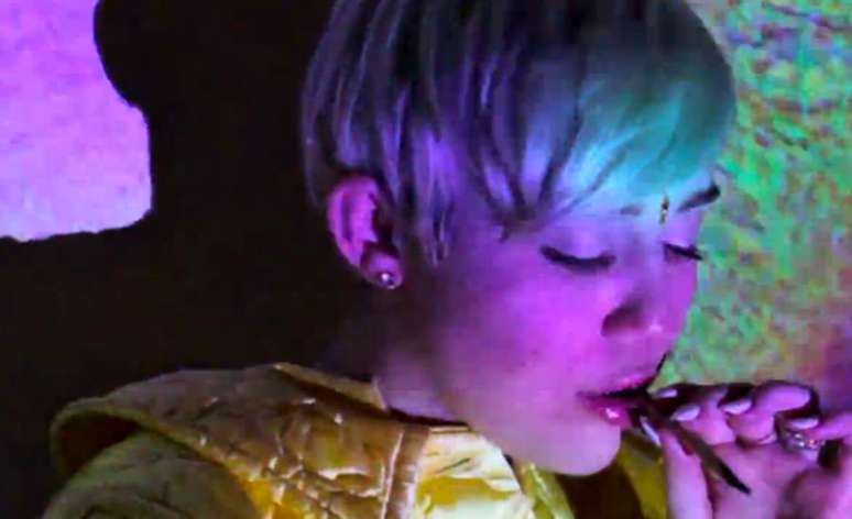 Miley Cyrus fuma cigarro suspeito em vídeo do Flaming Lips