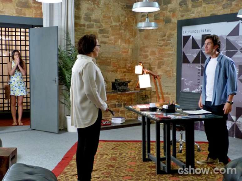 Luiza (Bruna Marquezine) n&atilde;o gosta do jeito que o noivo trata a m&atilde;e