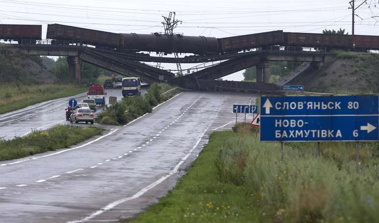 <p>Uma das pontes, na aldeia de Novobakhmutivka, desabou com um trem de carga por cima dela</p>