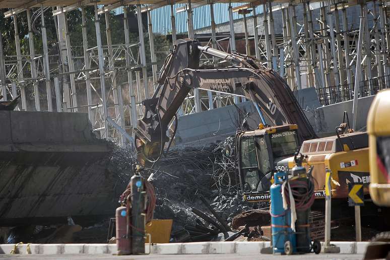 Máquinas começaram a demolir o viaduto nesta segunda-feira
