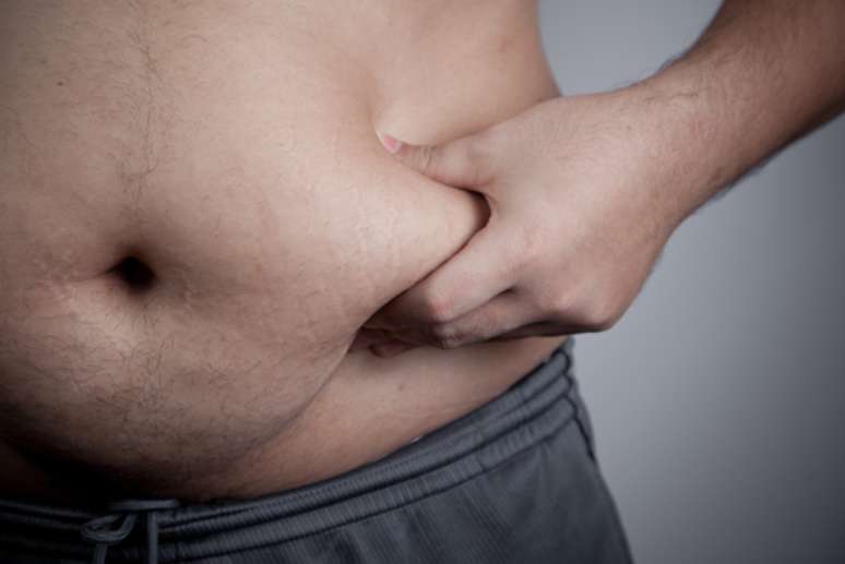 A principal causa do ronco em adultos é a obesidade ou sobrepeso. Outro agravante para o aparecimento do ronco é a idade