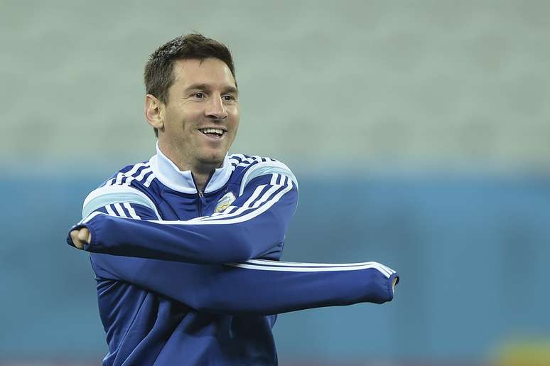 <p>Messi sorri durante treino da sele&ccedil;&atilde;o argentina na Arena Corinthians, em S&atilde;o Paulo, na tarde desta ter&ccedil;a-feira. L&aacute;,&nbsp;o time enfrenta na quarta-feira a Holanda em partida da semifinal da Copa do Mundo</p>