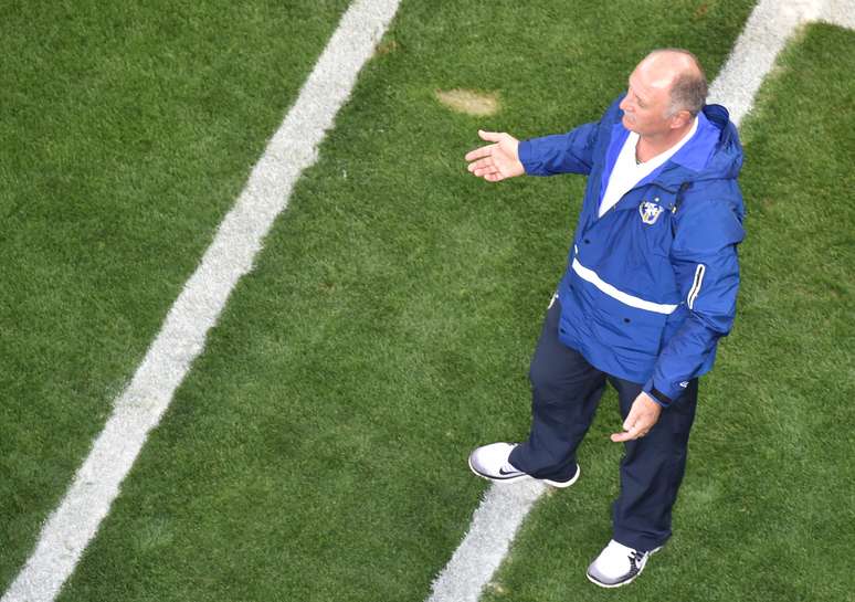 <p>Durante a derrota por 7 a 1 para a Alemanha, na semifinal da Copa do Mundo, o técnico Felipão foi da apatia à revolta na beira do campo do estádio do Mineirão</p>