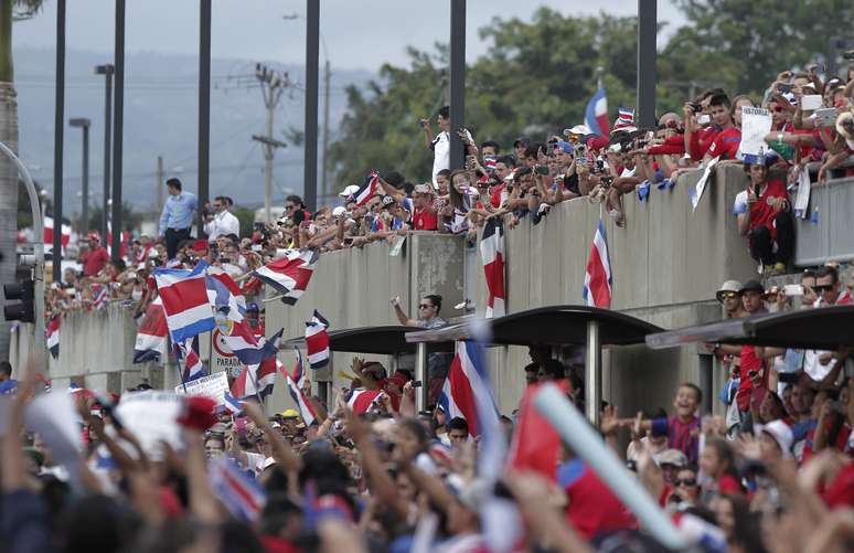 A seleção da Costa Rica foi recepcionada por uma multidão nesta terça-feira ao retornar ao país, após a participação na Copa do Mundo; a Costa Rica conquistou resultado inédito ao jogar as quartas de final, quando foi eliminada, no sábado, após perder para a Holanda, nos penâltis. Na foto, torcedores vibram com a passagem dos jogadores 