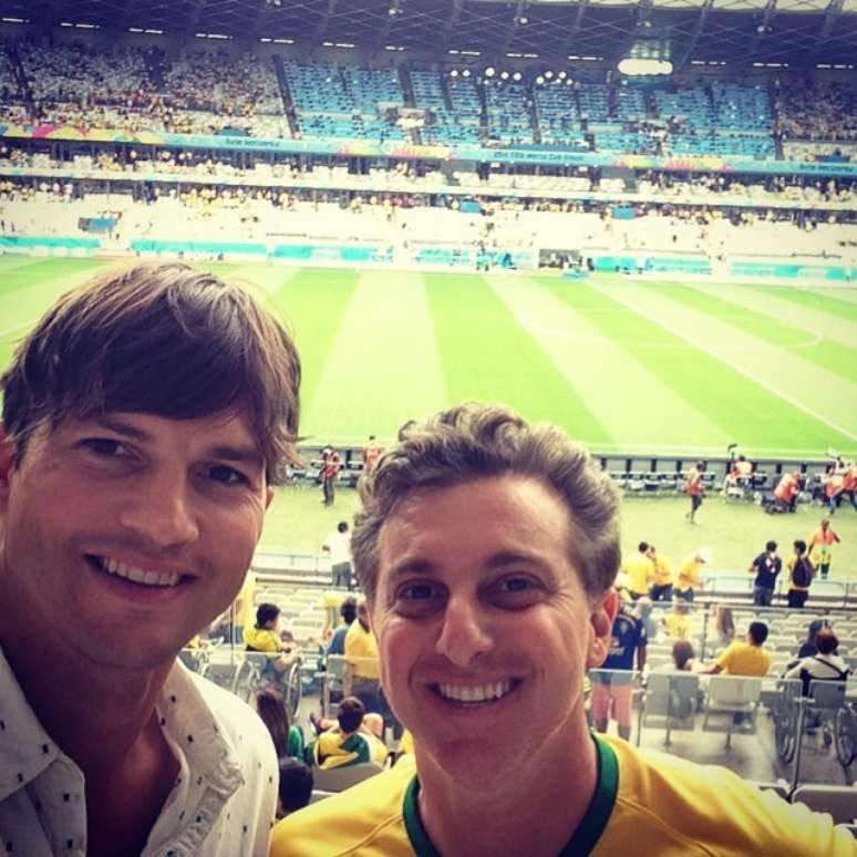 Ashton Kutcher e Luciano Huck acompanham jogo do Brasil contra a Alemanha 