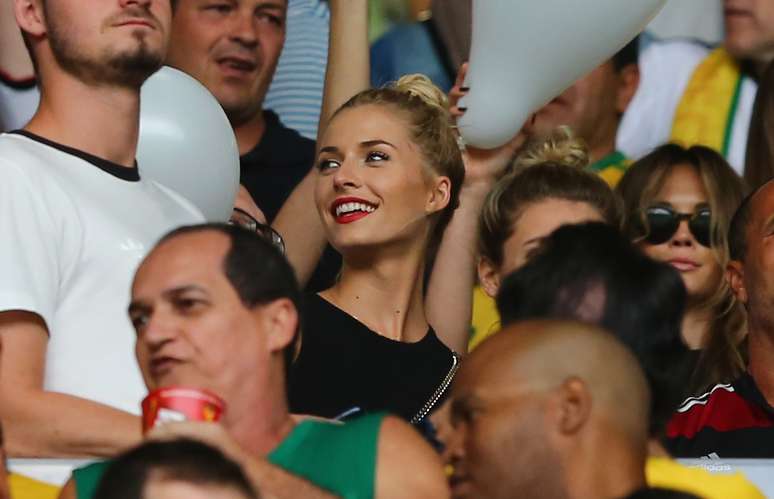 <p>Lena Gercke, namorada do jogador Sami Khedira, assiste ao jogo Brasil x Alemanha na arquibancada do Mineir&atilde;o, em Belo Horizonte</p>