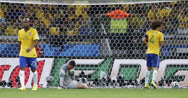 Maicon, Júlio César e David Luiz lamentam o sexto gol da Alemanha