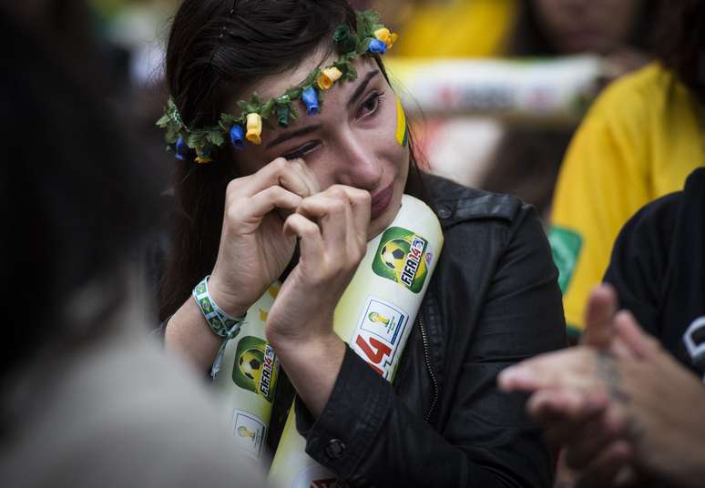 <p>Ao inv&eacute;s de festa e comemora&ccedil;&atilde;o, o clima na Vila Madadelana foi de tristeza na noite desta ter&ccedil;a-feira depois de a Sele&ccedil;&atilde;o Brasileira ser goleada por 7 a 1 pela Alemanha; o resultado acabou com o sonho do Brasil de conquistar o hexa neste ano.</p>