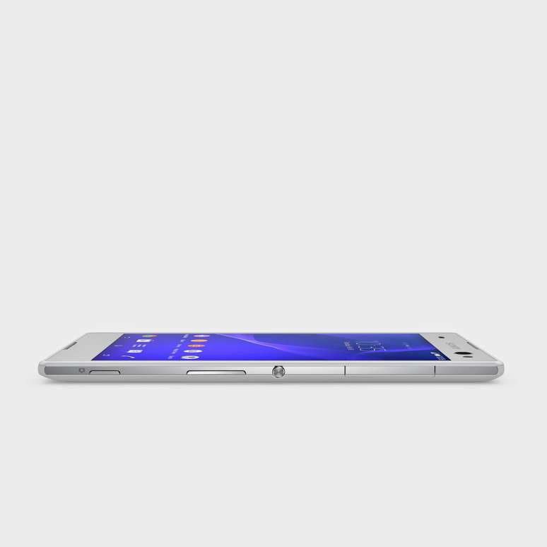 <p>O Sony Xperia C3 pesa 150 gramas</p>