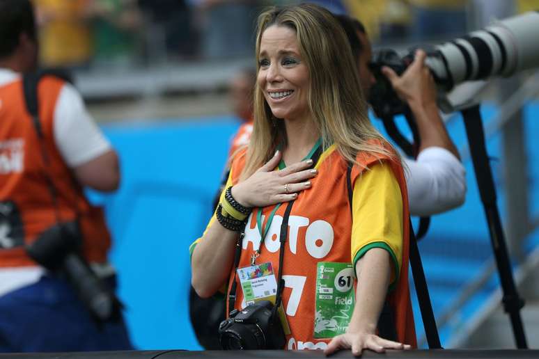 <p>Danielle Winits esteve na beira do gramado do Mineirão, em Belo Horizonte</p>