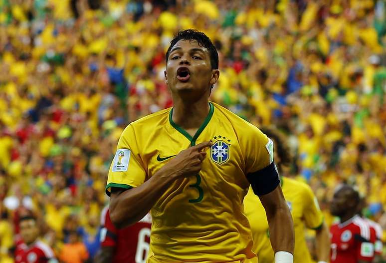 <p>Capit&atilde;o da Sele&ccedil;&atilde;o Brasileira na Copa do Mundo disputada &quot;em casa&quot;, Thiago Silva foi bastante criticado pela postura durante o jogo contra o Chile, pelas oitavas de final, quando chorou muito antes da disputa nos p&ecirc;naltis. O Brasil conseguiu a classifica&ccedil;&atilde;o &agrave;s quartas e,&nbsp;na partida seguinte, contra a Col&ocirc;mbia, o zagueiro marcou o primeiro gol da Sele&ccedil;&atilde;o e diminuiu um pouco o peso que carregava sobre os ombros. Mas, no final do jogo, Thiago Silva levou o cart&atilde;o amarelo que o deixou fora da semifinal, quando o Brasil foi massacrado pela Alemanha. Na derrota por 3 a 0 para a Holanda, jogo de despedida da Sele&ccedil;&atilde;o, o jogador&nbsp;teve atua&ccedil;&atilde;o discreta</p>