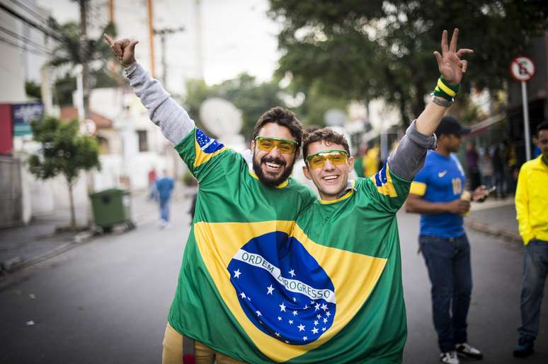 <p>Torcedores na Vila Mariana foram vestidos com a bandeira do Brasil</p>