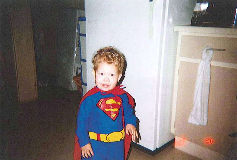 <p>Nesta foto sem data, Jeffrey Baldwin usa uma fantasia do Super Homem durante uma festa de Halloween </p>
